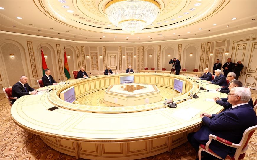 lukashenko_v_neprostoj_situatsii_belorusskij2