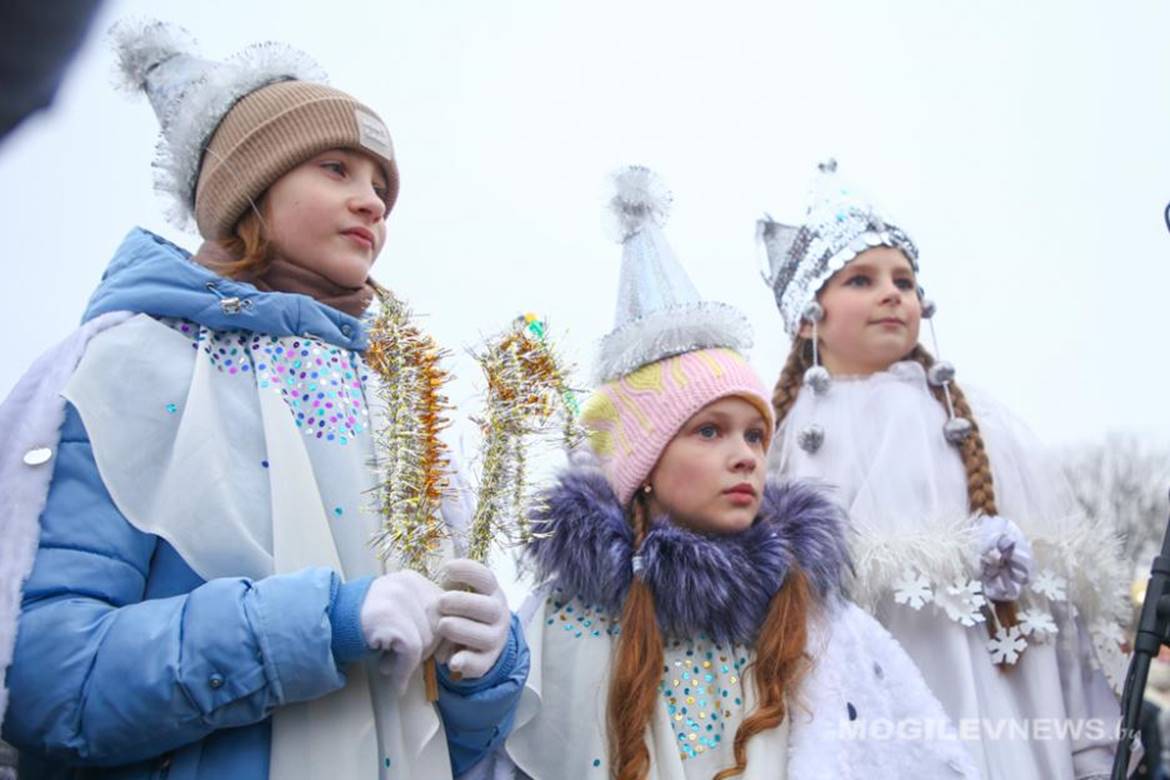 Акция «В Новый год – с Белой Русью» прошла в Могилеве. Фото