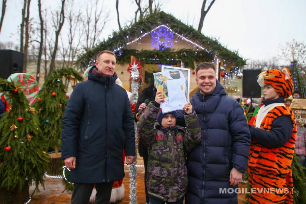 Акция «В Новый год – с Белой Русью» прошла в Могилеве. Фото